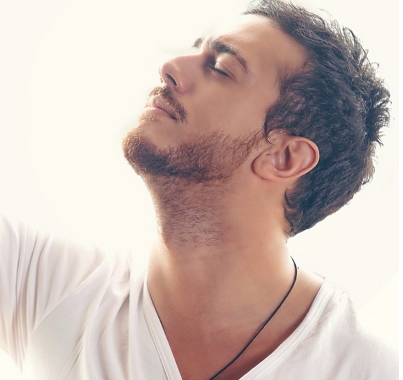 سعد المجرد يستقبل والده الذي نجا في الحج وحزين على أحد المفقودين..